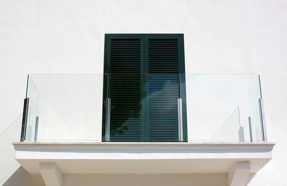 Parapetto in vetro: design e leggerezza visiva
